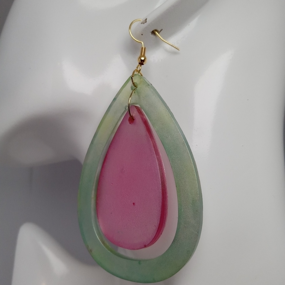 Pink and green resin earrings - Picture 2 of 5